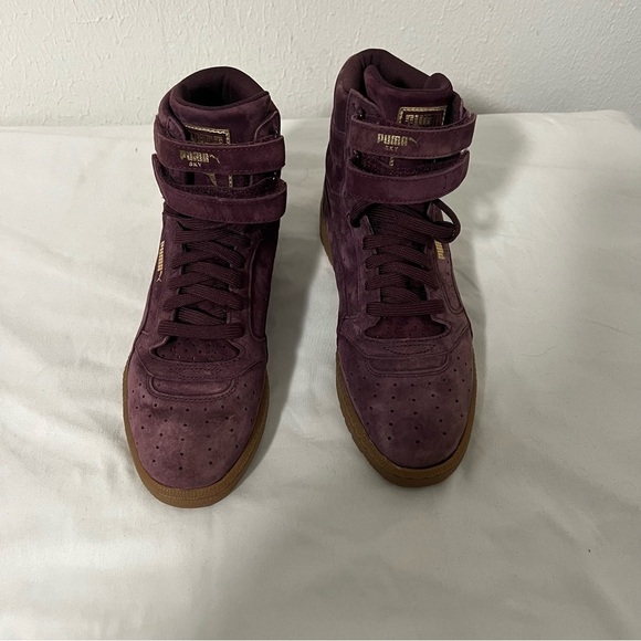 Puma Women’ Size 7.5 Sky II Hi Women Round Toe Suede Purple Sneakers Gold Logo - Picture 3 of 10